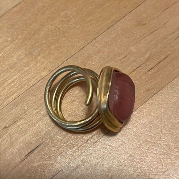costume jewelry ring. Brushed Gold Tone Metal hand crafted metal with pink stone - Picture 7 of 11